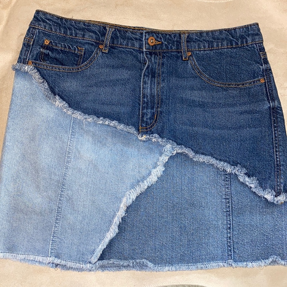 Scrolling Frayed Seam Jean Mini Skirt